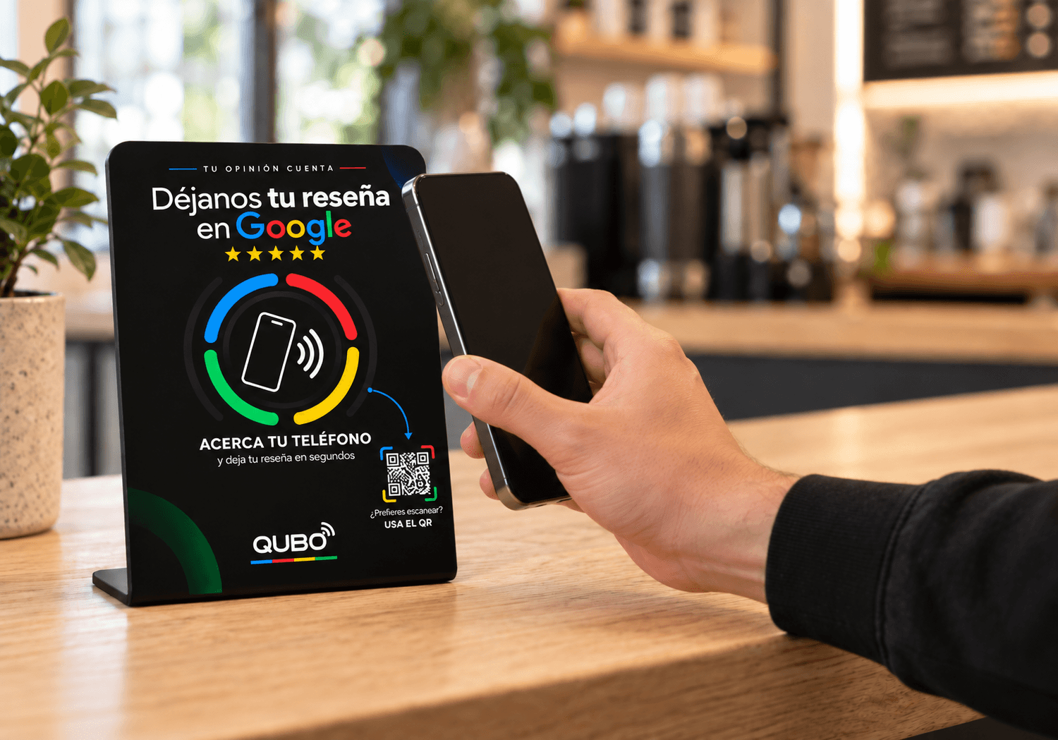 El cliente acerca el teléfono a la cara del exhibidor, a unos centímetros, sin tocar nada